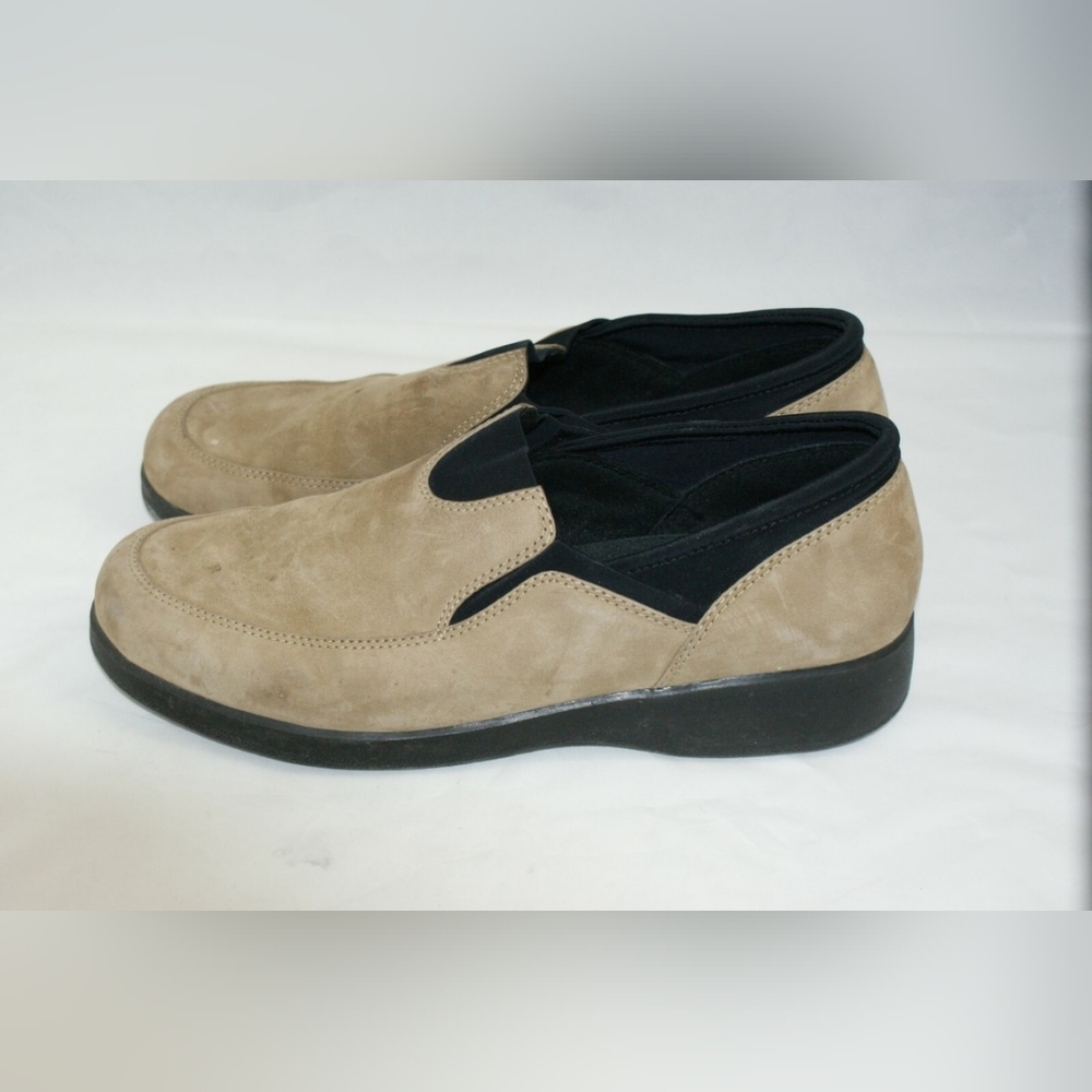 Clarks Women's Size 8M Suede Slip on Comfort Loafers Shoes Tan